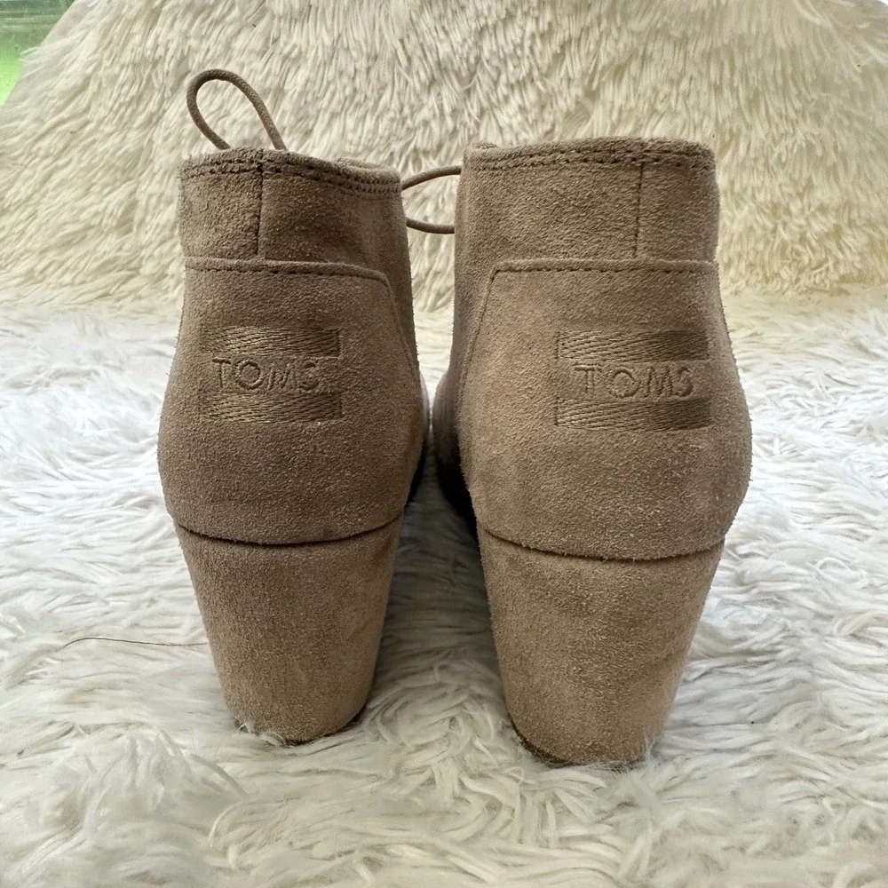 Toms Women's Desert Wedge Booties Taupe Suede Lace Up Size 8